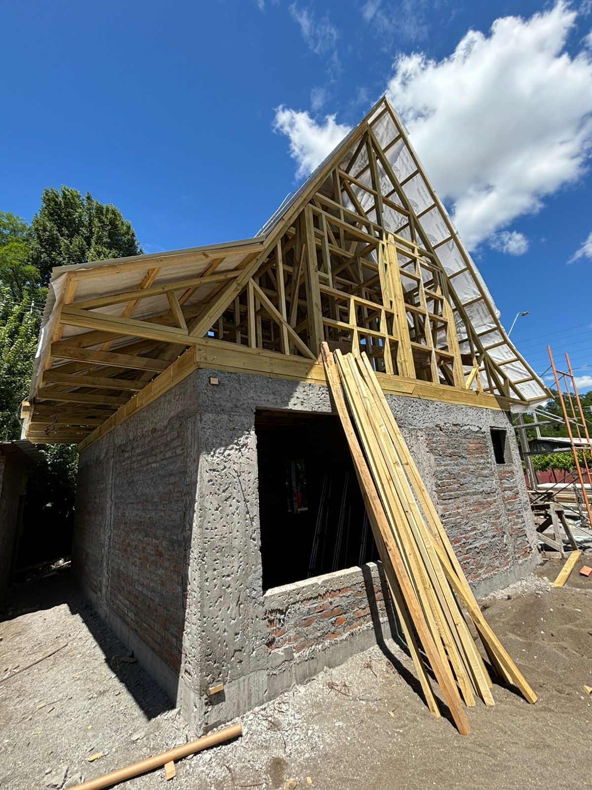 Estructura de techumbre en construcción